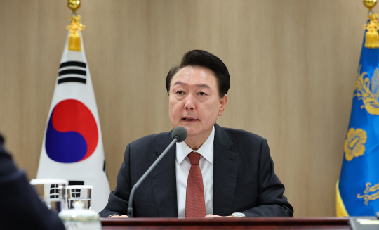 윤석열 대통령이 지난 2일 서울 용산 대통령실 청사에서 중동 사태에 따른 긴급 경제·안보 점검회의를 주재하고 있다. 연합뉴스